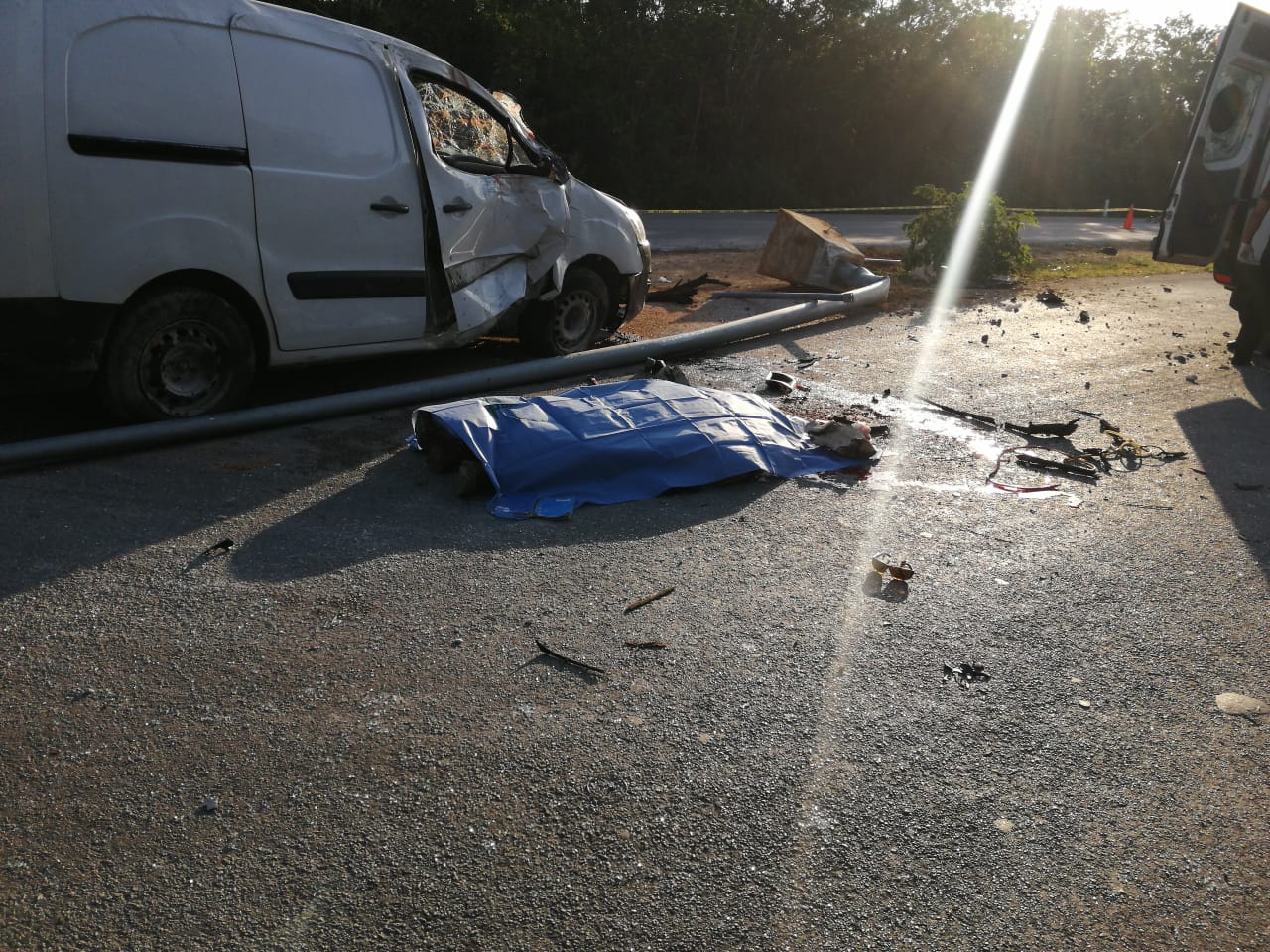 Dos hermanos iban a exceso de velocidad sobre la carretera de Playa del Carmen a El Tintal; todo acabó en un accidente con fatales consecuencias