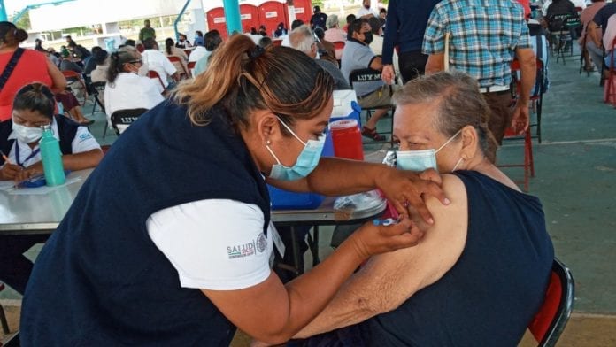 Vacunan a adultos mayores en Lázaro Cárdenas
