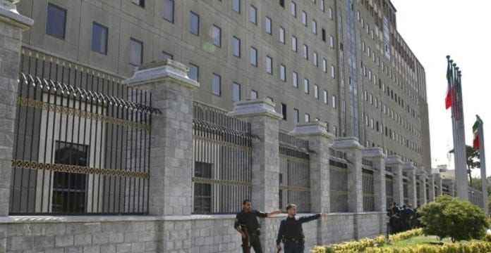 Ahorcan a cuatro sujetos que fueron hallados culpables del delito de violación; abusaron de una mujer frente a su esposo