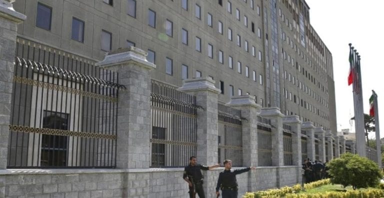 Ahorcan a cuatro sujetos que fueron hallados culpables del delito de violación; abusaron de una mujer frente a su esposo