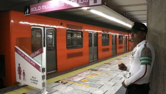 Usuarias del Metro defienden a la mujer trans Posteriormente, una mujer defendió a Alejandra Molina, la mujer trans, dijo que en ocasiones ha viajado en metro con ella y es muy tranquila. El policía dijo que está de acuerdo, pero se deben respetar “las reglas” del transporte. La mujer trans denunció que ella también sufre acosó en los vagones mixtos del Metro. “A mí también me acosan del otro lado”, dijo. Las demás usuarias la defendieron y dijeron que no es justo, porque también es una mujer. Tras ello, la policía no la bajó y el tren avanzó. La mujer tras, originaria de Venezuela , declaró que usaba los vagones mixtos del Metro, pero lo dejó de hacer porque un hombre la agredió jalándole el cabello; y con las mujeres se siente más segura, informó el diario 24 Horas.