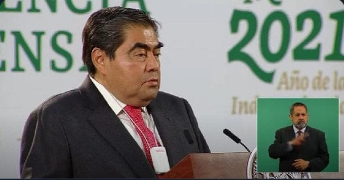 El gobernador de Puebla acudió a la mañanera usando una especie de collar que supuestamente protege del Covid-19, pero no sirve