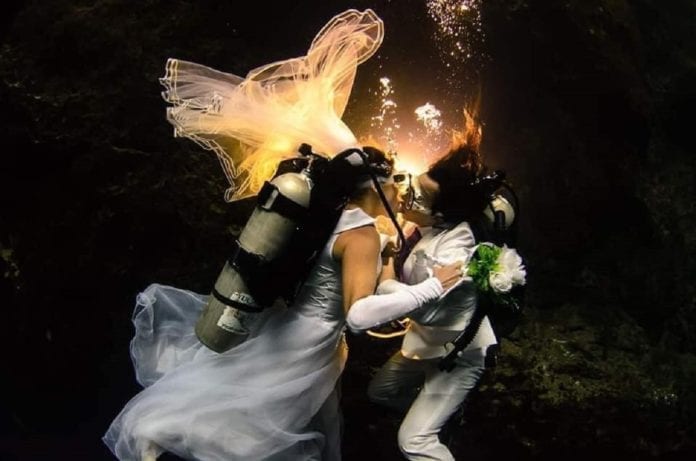 FOTOS: ¿Matrimonio en la iglesia? No, ellos prefieren una boda subacuática en un cenote