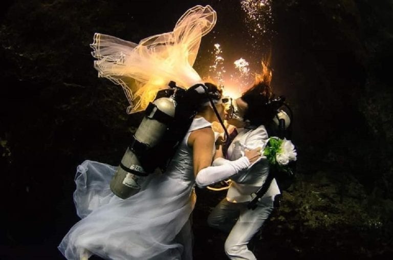 FOTOS: ¿Matrimonio en la iglesia? No, ellos prefieren una boda subacuática en un cenote