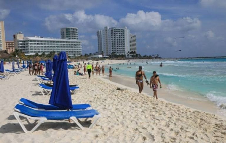 Tras 25 argentinos aislados por Covid-19 se investiga a laboratorio y hoteles en Cancún