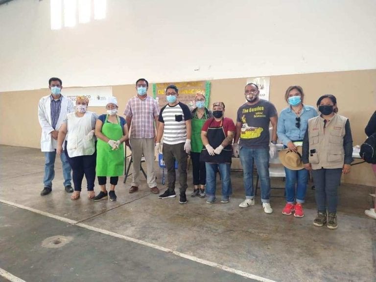 Voluntarios llevan comida y música a los centros de vacunación en Xalapa