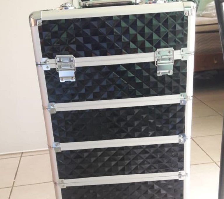 Abren su auto en la Mega de la Constituyentes y le roban su maletín de uñas en Playa del Carmen