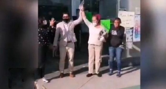 Una mujer que asesinó a su ex esposo luego de que este violara a su hija, ha sido dejada en libertad por un juez de la Ciudad de México