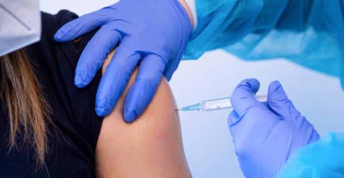 OMS llama a los países a no detener la vacunación de AstraZeneca contra la Covid