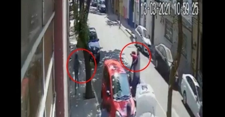 Un joven tuvo la suerte de esquivar un ataque a balazos en calles de la Cdmx; todo quedó grabado por las cámaras de seguridad