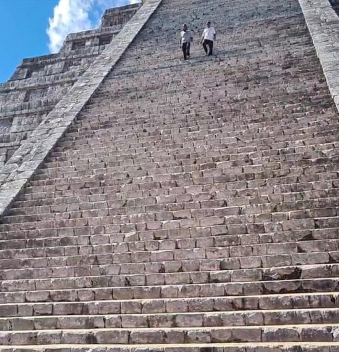 VIDEO: Otra vez, turista se sube al templo de Kukulkán, en Chichén Itzá
