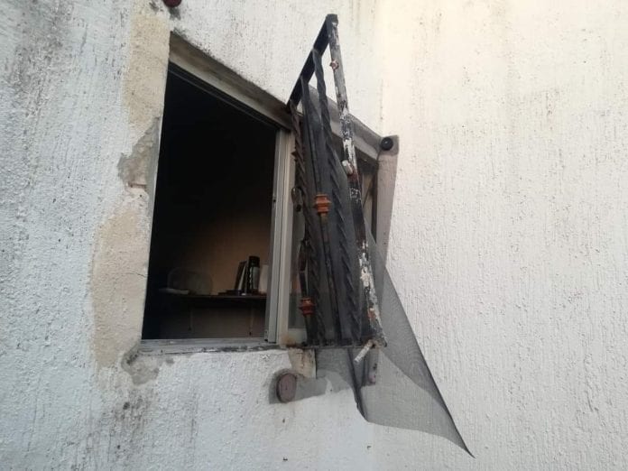 Ladrones roban su casa, se ponen su ropa, beben su cerveza y se hacen un sándwich