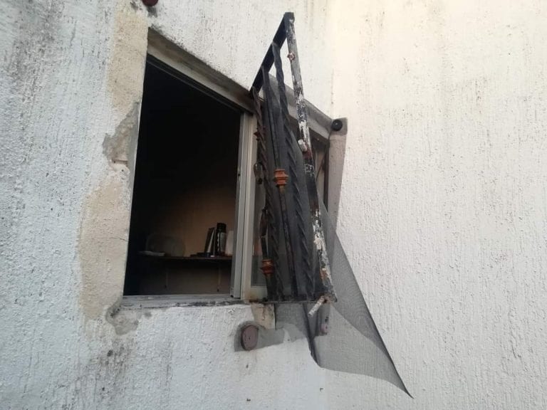 Ladrones roban su casa, se ponen su ropa, beben su cerveza y se hacen un sándwich