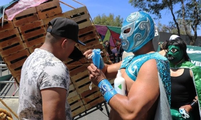Luchadores fueron a la Central de Abastos a la Ciudad de México para hacer conciencia sobre usar cubrebocas para prevenir el Covid-19