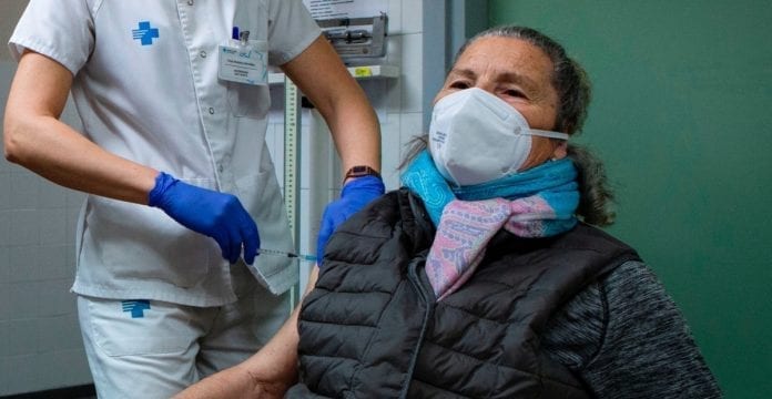 Personas que ya tuvieron Covid-19 sólo necesitarían una dosis de la vacuna