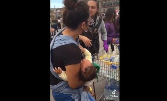 Lo que no se vio: gas lacrimógeno cae a bebé en marcha del 8M