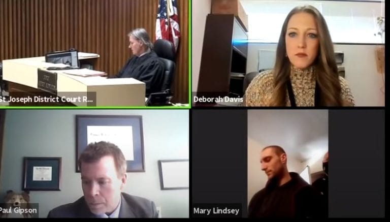 Video: Descubren a agresor en casa de la víctima en plena audiencia judicial en Zoom