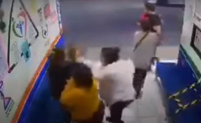 Familia golpea a una doctora, solo les pidió que usaran cubrebocas