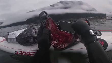 Una mujer recupera su iPhone en funcionamiento tras permanecer seis meses en el fondo de un lago