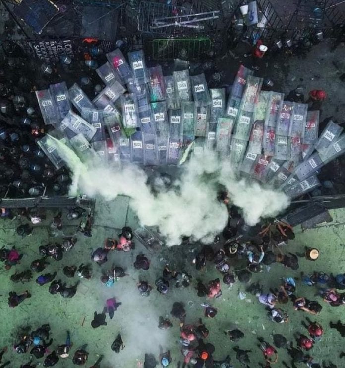 ¡No se va a caer lo vamos a tirar! Mujeres rompen todo y los 