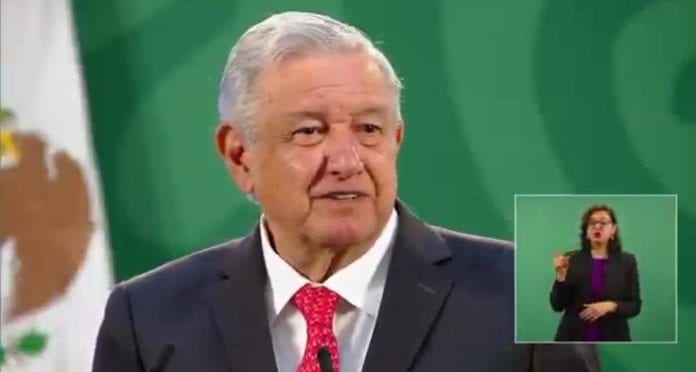 AMLO habló este día de las intervenciones en las vallas que rodean Palacio Nacional; dijo que merecen mucho respeto los nombres de las víctimas
