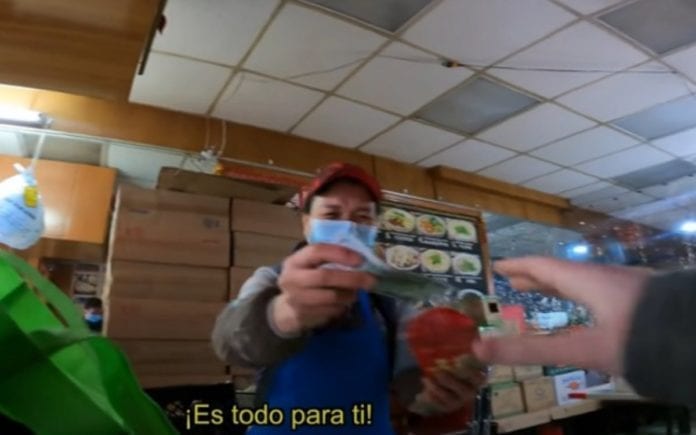 VIDEO: Da 5,000 dólares en propinas a restaurantes en apuros