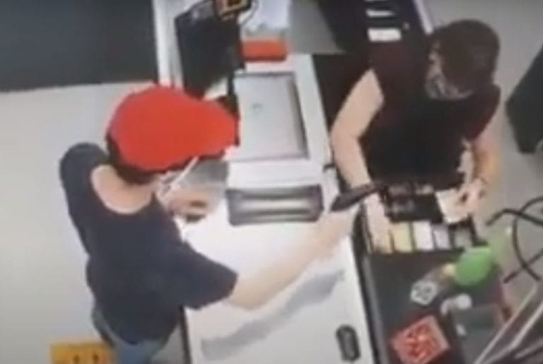 Video: Detienen a un sacerdote por asaltar tres negocios con pistola de juguete