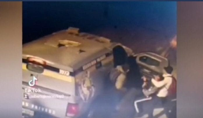 Sujetos armados asaltan una camioneta de valores; sorprenden a los custodios y se llevan cerca de 6 millones de pesos