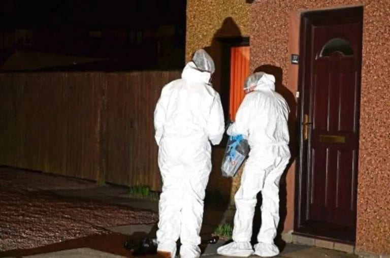 Anciano guarda parte de los huesos de su esposa, no superó su muerte