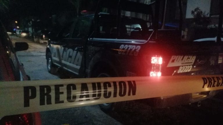 Sicarios motorizados balean a dos policías estatales a dos cuadras de la Quinta Avenida de Playa del Carmen
