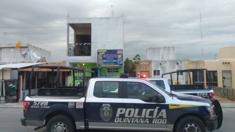 Balean a un hombre en interior de café internet en Cancún