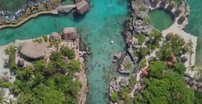 Se incendia palapa en Parque Xcaret por caída de un rayo; no se reportan lesionados