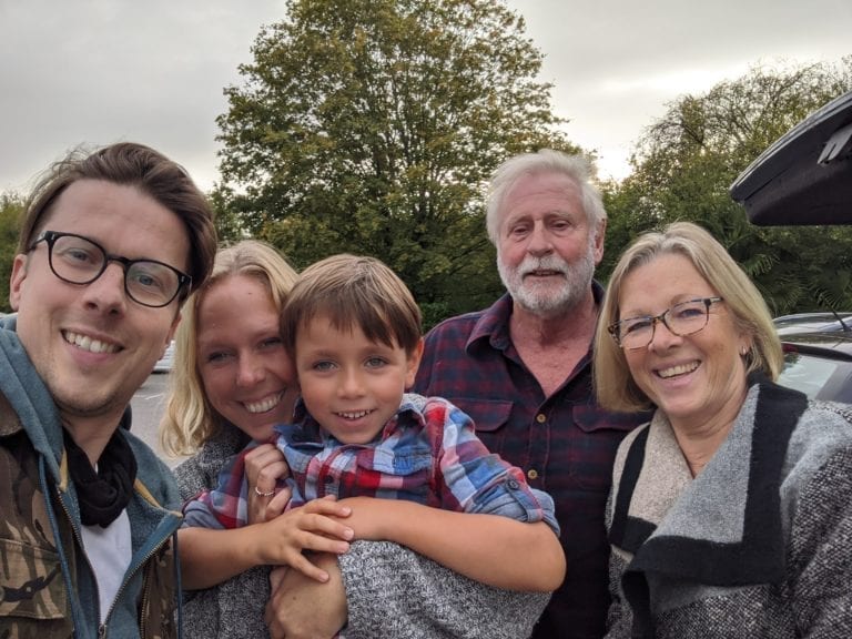 Creía que hablaba con su ‘papá’ por WhatsApp, descubrió que era el plomero