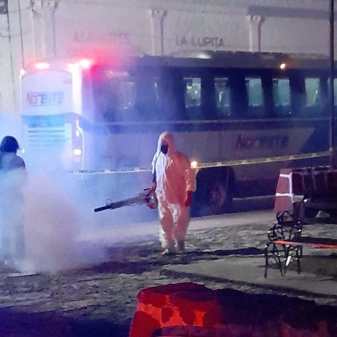 Mujer fallece presuntamente de Covid en el interior de autobus de pasajeros