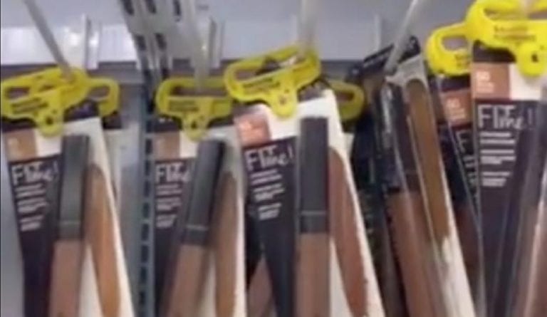 Ponen seguridad sólo a maquillaje oscuro en Walmart y lo denuncian por racismo