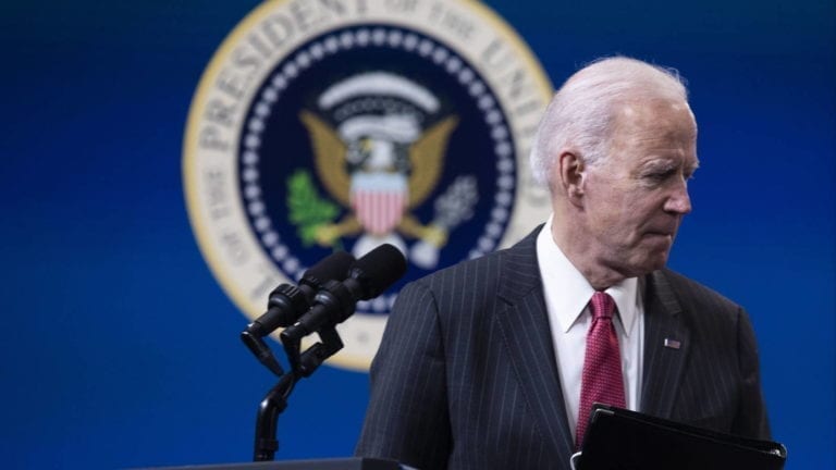 Joe Biden planea convertir centros de detención en puntos para procesar migrantes
