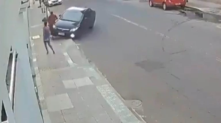 Ciclista roba celular a joven; novio lo atropella y persigue para golpearlo