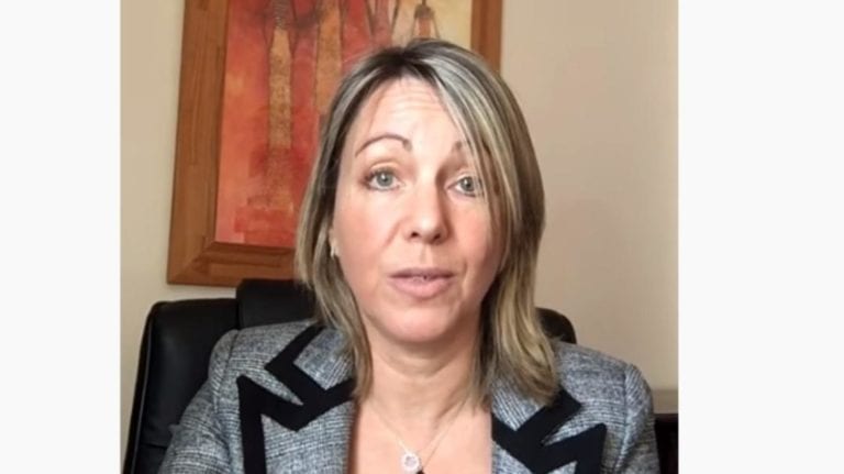 Una mujer denunció un caso de abuso infantil; al hacerlo violó su secreto profesional y ahora enfrenta una suspensión. El tema ha generado polémica.