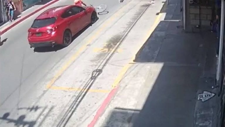 Atropellan a ciclista, lo multan y le piden pagar daños al auto que lo arrolló