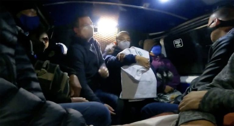 Ricardo Anaya acompaña a una enfermera en una combi y en el metro hasta su trabajo