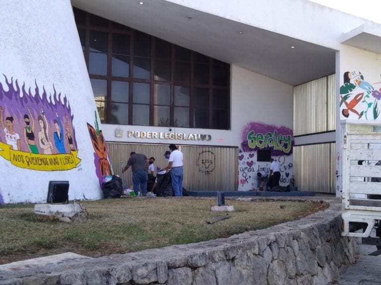 Sin conseguir su objetivo, Red Feminista desaloja el Congreso de Quintana Roo