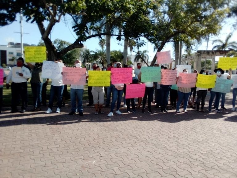 Protestan taxistas de Playa del Carmen contra sus líderes