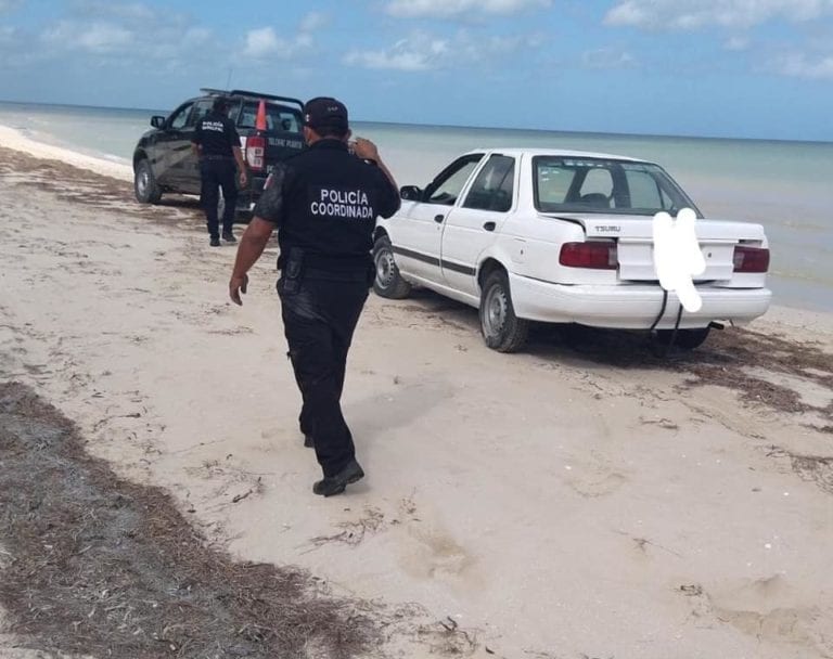 Se estaciona en zona de anidación de tortugas y patrulla que lo multa ¡También!