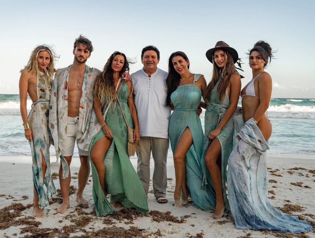 Sobre su trabajo, la diseñadora habló con Quinta Fuerza: "Todo el tiempo hago prendas con el color Azul Maya, trabajo en colecciones enteras porque es único ese color".