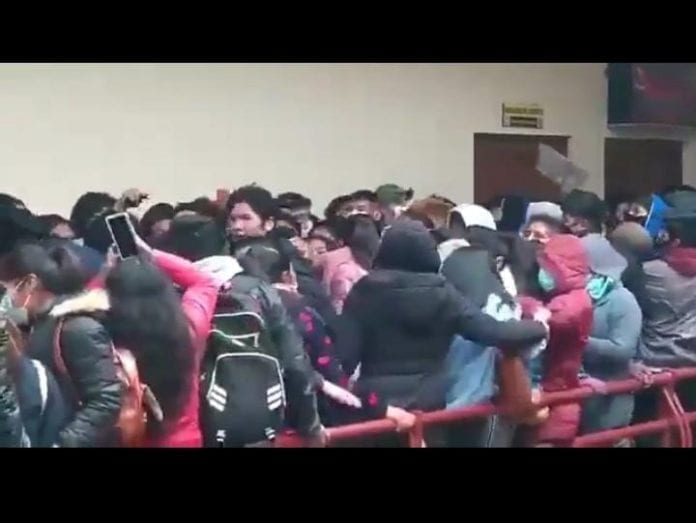 Cinco muertos y tres heridos graves, tras caer del edificio de una universidad en Bolivia