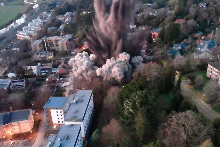 Explota bomba de la Segunda Guerra Mundial en Reino Unido