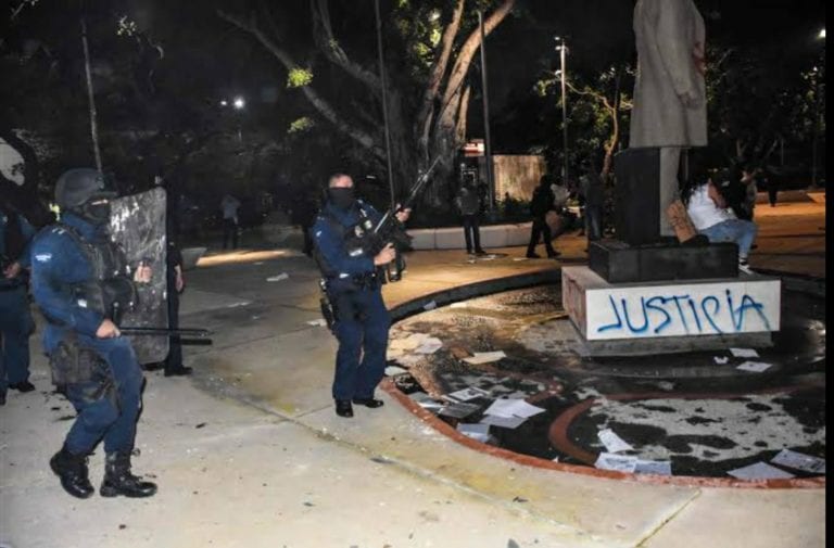 Va prisión preventiva contra policías que agredieron a feministas de Cancún