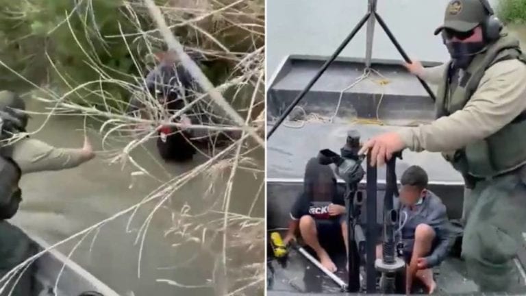 VIDEO: ‘Polleros’ abandonan a dos niños en Río Grande; agente los rescata