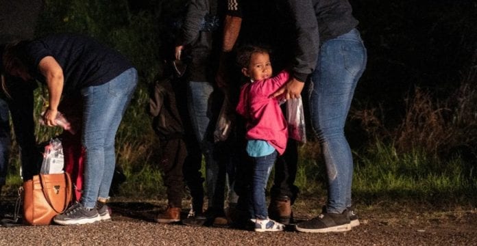 Piden cerrar centro de detención de niños migrantes en Florida por cercanía con depósito de residuos tóxicos