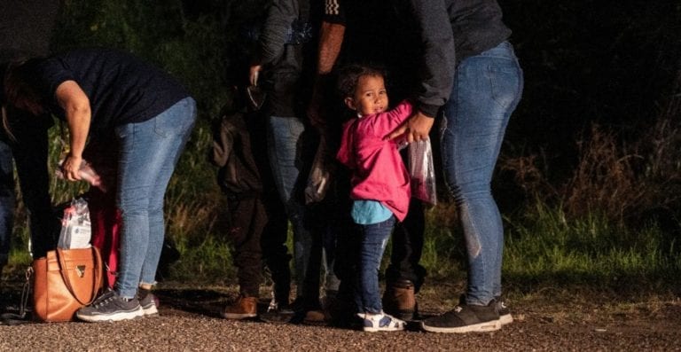 Piden cerrar centro de detención de niños migrantes en Florida por cercanía con depósito de residuos tóxicos